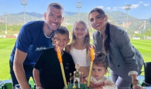 amra-dzeko-turkiyedeki-yasami-ve-edin-dzekonun-futbol-aski-hakkinda-aciklamalarda-bulundu-htQqvABL.jpg