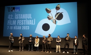 bir-tutam-karanfilin-turkiye-promiyeri-senlikte-yapildi-43HFVU7c.jpg