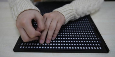 braille-alfabesi-gorme-engelliler-icin-yazi-sistemi-ygbBIFJv.jpg