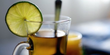 limonlu-cay-bagisikligi-guclendiriyor-kanser-riskini-azaltiyor-UHbvINUF.jpg