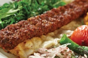 adana-kebap-tanimi-dunyanin-sevdigi-lezzet-adana-kebap-nasil-yapilir-lWrh3kuZ.jpg