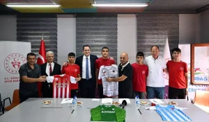 altindag-genclik-merkezinin-sokaktan-spora-projesiyle-kesfedilen-genc-futbolcular-genclerbirligiyle-kontrat-imzaladi-PS5DcUFA.jpg
