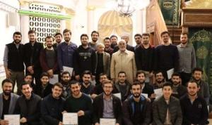 ankara-yildirim-beyazit-universitesi-tip-fakultesi-ogrencileri-merasim-sonrasi-mescide-kostu-mezuniyet-duasi-qEI9hWe2.jpg