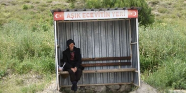 asik-ecevit-sevdigi-bayani-24-yildir-birebir-yerde-bekliyor-CkmAG15y.jpg