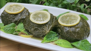 asma-yapraginda-bulgurlu-enginar-dolmasi-nasil-yapilir-asma-yapraginda-bulgurlu-enginar-dolmasi-icin-gerekli-9Ou4OVWg.jpg