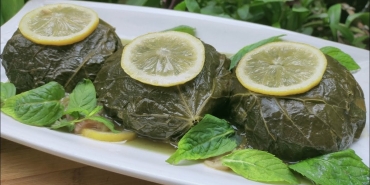 asma-yapraginda-bulgurlu-enginar-dolmasi-nasil-yapilir-asma-yapraginda-bulgurlu-enginar-dolmasi-icin-gerekli-9Ou4OVWg.jpg