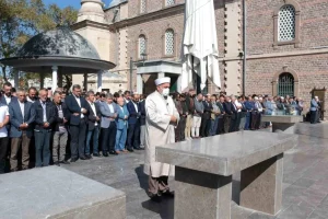 balikesirde-filistinliler-icin-giyabi-cenaze-namazi-kilindi-fekHSlaI.jpg