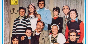 bizim-aile-oyunculari-kimdir-ve-konusu-nedir-bizim-aile-sinemasi-ne-vakit-kac-yilinda-Uk3pmP8t.jpg