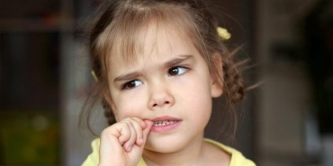 cocuklarda-tirnak-yeme-aliskanligi-neden-olur-nasil-gecer-QnSIGTc4.jpg