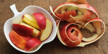 cope-attiginiz-icin-pisman-olabilirsiniz-iste-elma-kabugunun-yararlari-5B91BFIi.jpg