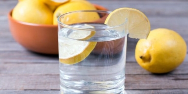 gece-yatmadan-evvel-ac-karnina-limon-suyu-icmenin-inanilmaz-yarari-Fk2TjE5a.jpg