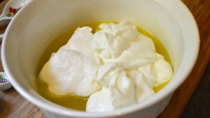 geceleri-zeytinyagli-yogurt-yemenin-yararlari-jTBMu1uc.jpg