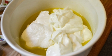 geceleri-zeytinyagli-yogurt-yemenin-yararlari-jTBMu1uc.jpg