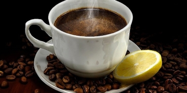 ishali-sip-diye-kesiyor-bas-agrisini-hafifletiyor-iste-kahve-limon-karisiminin-inanilmaz-yararlari-Yua2aRsb.jpg