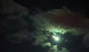istanbula-meteor-mu-dustu-gokyuzunde-gorulen-isik-huzmesi-nedir-meteor-nedir-neden-duser-fGurCx5g.jpg