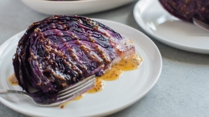ister-mor-ister-beyaz-viral-olan-lahana-steak-nasil-yapilir-bu-tanim-etin-yerini-ASdvte1q.jpg