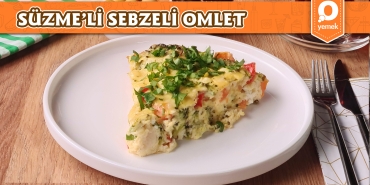 kahvalti-sofralarina-cok-yakisacak-suzmeli-sebzeli-omlet-nasil-yapilir-YaPijd1m.jpg