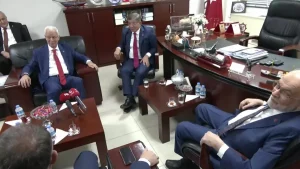 karamollaoglu-ve-davutoglu-emekli-derneklerini-ziyaret-etti-kolay-guclu-olmus-bolumun-oturduklari-masada-ufak-4yZjwmqg.jpg