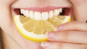 karbonat-ve-limonun-dis-uzerindeki-mucizevi-yarari-TJxK8AUD.jpg