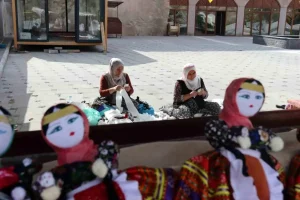 kayseride-yore-halkinin-ekmek-kapisi-haline-gelen-soganli-bebegi-AXLEsIap.jpg