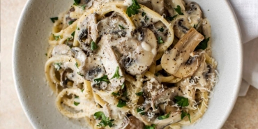 kremali-mantarli-makarna-tanimi-enfes-sosuyla-bu-makarna-favoriniz-olacak-kremali-mantarli-makarna-nasil-WqVO6s94.jpg