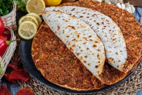 lahmacun-hamuru-nasil-yapilir-dumani-ustunde-tuten-lezzet-yedikce-yediriyor-vKp1QuMc.jpg