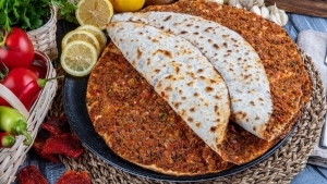 lahmacun-hamuru-nasil-yapilir-dumani-ustunde-tuten-lezzet-yedikce-yediriyor-vKp1QuMc.jpg