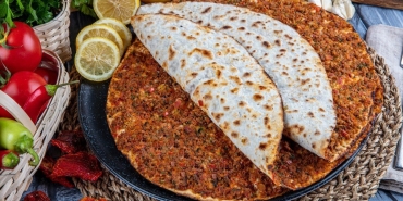 lahmacun-hamuru-nasil-yapilir-dumani-ustunde-tuten-lezzet-yedikce-yediriyor-vKp1QuMc.jpg