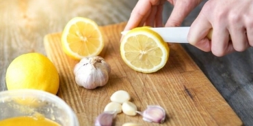 limon-suyuna-sarimsak-eklemenin-harika-yararlari-AYb8W2LU.jpg