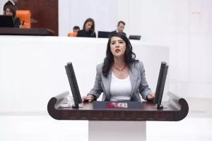 malatyada-sendika-uyesi-bayan-personellere-gozalti-ve-baski-6sfxNsW2.jpg