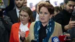 meral-aksener-altili-masa-bize-nazaran-dogruydu-size-nazaran-yanlismis-kWH5PTBM.jpg