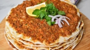 meskende-lahmacun-nasil-yapilir-iste-size-citir-citir-lahmacun-tanimi-EmsjrEcc.jpg