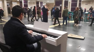 metroda-piyano-caliyor-topladigiparalarla-cocuklara-kislik-giyecekler-aliyor-lqQtZdbI.jpg
