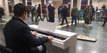 metroda-piyano-caliyor-topladigiparalarla-cocuklara-kislik-giyecekler-aliyor-lqQtZdbI.jpg
