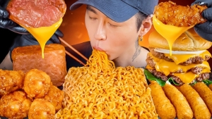 mukbang-nedir-ve-neden-bu-goruntuler-milyonlarca-kere-izleniyor-2rgSN9np.jpg