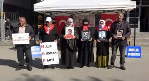musta-aileler-hdp-vilayet-baskanligi-onunde-oturma-aksiyonu-surdurdu-aX1a3ASi.jpg