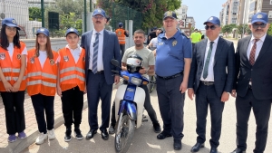 ogrenciler-proje-hazirladi-polisler-motor-soforlerine-kask-dagitti-jxSq7dK9.jpg