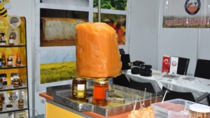 ordudaki-fuarda-bal-donere-ilgi-5bGkjQZt.jpg
