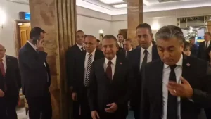 ozgur-ozel-normallesme-adimlarinin-ne-partime-ne-ulkeye-ziyani-var-ikisine-de-yarari-var-kUPZtCuX.jpg