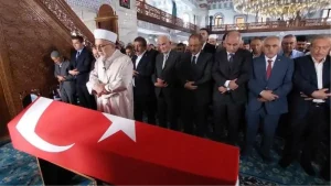 ozhaseki-ve-ala-cenaze-merasimine-katildi-nBbgfyHR.jpg