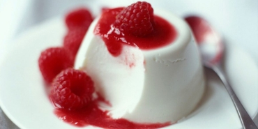 panna-cotta-tanimi-hafif-sutlu-bir-italyan-tatlisi-panna-cotta-nasil-yapilir-8PwmtRXd.jpg