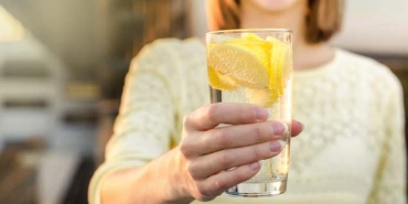 sabahlari-patlicanli-limon-suyu-icmenin-mucizevi-yararlari-ANqGW2lO.jpg