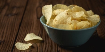 saglikli-atistirmalik-arayanlar-icin-konutta-patates-cipsi-nasil-yapilir-ILzPkBRt.jpg