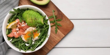 saglikli-ve-hos-somon-ve-avokado-salatasi-tanimi-nasil-yapilir-OZPvp1vU.jpg