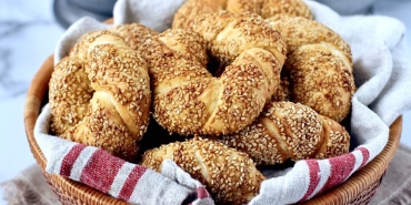 simit-tanimi-citir-citir-bir-lezzet-cayin-yaninda-bayilarak-yiyeceginiz-simit-nasil-yapilir-qUuQGFKV.jpg