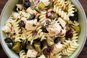 tavuklu-makarna-salatasi-tanimi-hem-doyurucu-hem-de-saglikli-nefis-tavuklu-makarna-salatasi-nasil-Fy8N6JyK.jpg