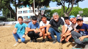 tayini-cikan-okul-mudurunden-ogrenciler-icin-zeytinlik-N4vCiNAG.jpg