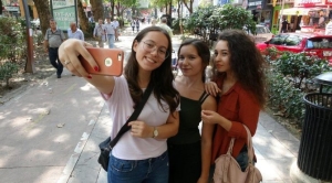 turkiyede-bayanlarin-en-fazla-selfie-cektigi-vilayet-belirlendi-PWIvYAvV.jpg