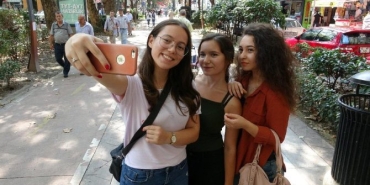turkiyede-bayanlarin-en-fazla-selfie-cektigi-vilayet-belirlendi-PWIvYAvV.jpg