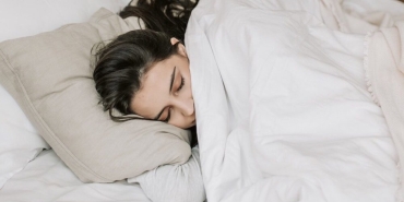 uyku-felci-nedir-uyku-felci-karabasan-midir-neden-olur-xGiyilhB.jpg